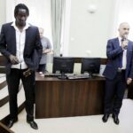 23.06.2016 Kielce. Spotkanie senegalskiego inwestora zainteresowanego zakupem spółki Korona Kielce z radnymi. Peter Kaluba i Ibrahima Iyane Thiam. / Jarosław Kubalski / Radio Kielce