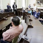 23.06.2016 Kielce. Spotkanie senegalskiego inwestora zainteresowanego zakupem spółki Korona Kielce z radnymi. / Jarosław Kubalski / Radio Kielce