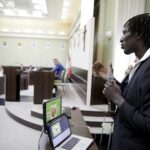 23.06.2016 Kielce. Spotkanie senegalskiego inwestora zainteresowanego zakupem spółki Korona Kielce z radnymi. Ibrahima Iyane Thiam. / Jarosław Kubalski / Radio Kielce