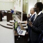 23.06.2016 Kielce. Spotkanie senegalskiego inwestora zainteresowanego zakupem spółki Korona Kielce z radnymi. Peter Kaluba i Ibrahima Iyane Thiam. / Jarosław Kubalski / Radio Kielce