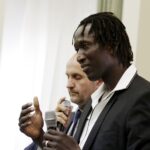 23.06.2016 Kielce. Spotkanie senegalskiego inwestora zainteresowanego zakupem spółki Korona Kielce z radnymi. Peter Kaluba i Ibrahima Iyane Thiam. / Jarosław Kubalski / Radio Kielce