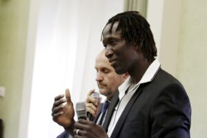 23.06.2016 Kielce. Spotkanie senegalskiego inwestora zainteresowanego zakupem spółki Korona Kielce z radnymi. Peter Kaluba i Ibrahima Iyane Thiam. / Jarosław Kubalski / Radio Kielce