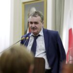 23.06.2016 Kielce. Spotkanie senegalskiego inwestora zainteresowanego zakupem spółki Korona Kielce z radnymi. Prezydent Wojciech Lubawski. / Jarosław Kubalski / Radio Kielce