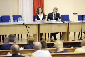 27.06.2016 Kielce. Konferencja w Urzędzie Wojewódzkim na temat bezdomności zwierząt.Wojewoda Agata Wojtyszek i prezes Najwyższej Izby Kontroli Krzysztof Kwiatkowski. / Jarosław Kubalski / Radio Kielce