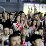 30.06.2016 Kielce. Kibice na Rynku oglądają mecz Euro 2016 Polska - Portugalia. / Jarosław Kubalski / Radio Kielce