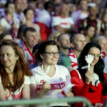 30.06.2016 Kielce. Kibice na Rynku oglądają mecz Euro 2016 Polska - Portugalia. / Jarosław Kubalski / Radio Kielce