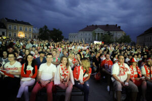 30.06.2016 Kielce. Kibice na Rynku oglądają mecz Euro 2016 Polska - Portugalia. / Jarosław Kubalski / Radio Kielce