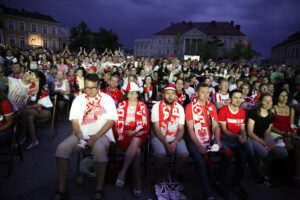 30.06.2016 Kielce. Kibice na Rynku oglądają mecz Euro 2016 Polska - Portugalia. / Jarosław Kubalski / Radio Kielce