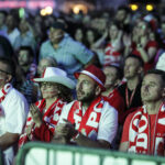 30.06.2016 Kielce. Kibice na Rynku oglądają mecz Euro 2016 Polska - Portugalia. / Jarosław Kubalski / Radio Kielce