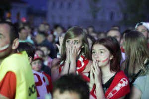 30.06.2016 Kielce. Kibice na Rynku oglądają mecz Euro 2016 Polska - Portugalia. / Jarosław Kubalski / Radio Kielce