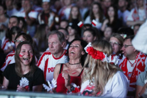 30.06.2016 Kielce. Kibice na Rynku oglądają mecz Euro 2016 Polska - Portugalia. / Jarosław Kubalski / Radio Kielce