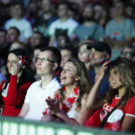 30.06.2016 Kielce. Kibice na Rynku oglądają mecz Euro 2016 Polska - Portugalia. / Jarosław Kubalski / Radio Kielce