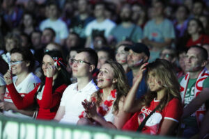 30.06.2016 Kielce. Kibice na Rynku oglądają mecz Euro 2016 Polska - Portugalia. / Jarosław Kubalski / Radio Kielce