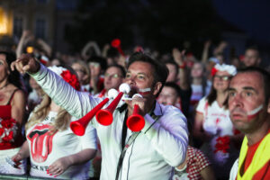 30.06.2016 Kielce. Kibice na Rynku oglądają mecz Euro 2016 Polska - Portugalia. / Jarosław Kubalski / Radio Kielce