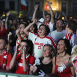 30.06.2016 Kielce. Kibice na Rynku oglądają mecz Euro 2016 Polska - Portugalia. / Jarosław Kubalski / Radio Kielce