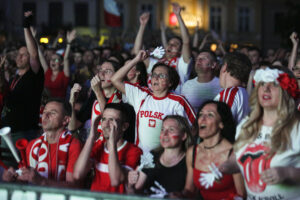 30.06.2016 Kielce. Kibice na Rynku oglądają mecz Euro 2016 Polska - Portugalia. / Jarosław Kubalski / Radio Kielce