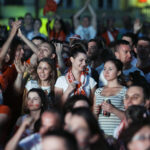 30.06.2016 Kielce. Kibice na Rynku oglądają mecz Euro 2016 Polska - Portugalia. / Jarosław Kubalski / Radio Kielce