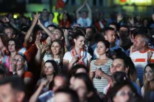 30.06.2016 Kielce. Kibice na Rynku oglądają mecz Euro 2016 Polska - Portugalia. / Jarosław Kubalski / Radio Kielce