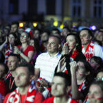 30.06.2016 Kielce. Kibice na Rynku oglądają mecz Euro 2016 Polska - Portugalia. / Jarosław Kubalski / Radio Kielce