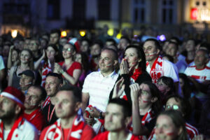 30.06.2016 Kielce. Kibice na Rynku oglądają mecz Euro 2016 Polska - Portugalia. / Jarosław Kubalski / Radio Kielce