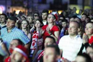 30.06.2016 Kielce. Kibice na Rynku oglądają mecz Euro 2016 Polska - Portugalia. / Jarosław Kubalski / Radio Kielce