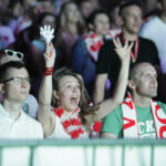 30.06.2016 Kielce. Kibice na Rynku oglądają mecz Euro 2016 Polska - Portugalia. / Jarosław Kubalski / Radio Kielce