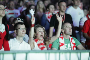 30.06.2016 Kielce. Kibice na Rynku oglądają mecz Euro 2016 Polska - Portugalia. / Jarosław Kubalski / Radio Kielce