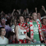 30.06.2016 Kielce. Kibice na Rynku oglądają mecz Euro 2016 Polska - Portugalia. / Jarosław Kubalski / Radio Kielce