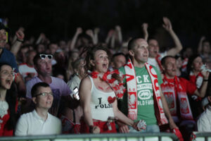 30.06.2016 Kielce. Kibice na Rynku oglądają mecz Euro 2016 Polska - Portugalia. / Jarosław Kubalski / Radio Kielce