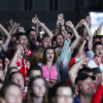 30.06.2016 Kielce. Kibice na Rynku oglądają mecz Euro 2016 Polska - Portugalia. / Jarosław Kubalski / Radio Kielce