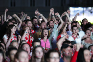 30.06.2016 Kielce. Kibice na Rynku oglądają mecz Euro 2016 Polska - Portugalia. / Jarosław Kubalski / Radio Kielce