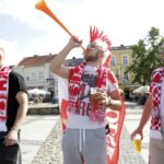 12.06.2016 Kielce. Kibice zbierają się na Rynku przed meczem Polska - Irlandia Północna. / Jarosław Kubalski / Radio Kielce