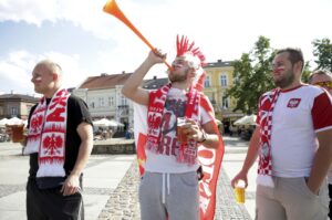 12.06.2016 Kielce. Kibice zbierają się na Rynku przed meczem Polska - Irlandia Północna. / Jarosław Kubalski / Radio Kielce