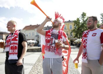 12.06.2016 Kielce. Kibice zbierają się na Rynku przed meczem Polska - Irlandia Północna. / Jarosław Kubalski / Radio Kielce