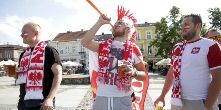 12.06.2016 Kielce. Kibice zbierają się na Rynku przed meczem Polska - Irlandia Północna. / Jarosław Kubalski / Radio Kielce