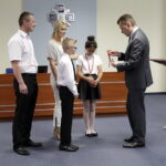 16.06.2016. Minister Spraw Wewnętrznych i Administracji Mariusz Błaszczak wręczył w Kielcach dwa medale "Młody bohater" / Jarosław Kubalski / Radio Kielce