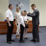 16.06.2016. Minister Spraw Wewnętrznych i Administracji Mariusz Błaszczak wręczył w Kielcach dwa medale "Młody bohater" / Jarosław Kubalski / Radio Kielce