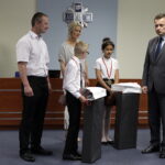 16.06.2016. Minister Spraw Wewnętrznych i Administracji Mariusz Błaszczak wręczył w Kielcach dwa medale "Młody bohater" / Jarosław Kubalski / Radio Kielce