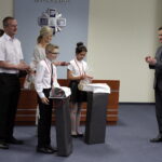 16.06.2016. Minister Spraw Wewnętrznych i Administracji Mariusz Błaszczak wręczył w Kielcach dwa medale "Młody bohater" / Jarosław Kubalski / Radio Kielce