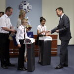 16.06.2016. Minister Spraw Wewnętrznych i Administracji Mariusz Błaszczak wręczył w Kielcach dwa medale "Młody bohater" / Jarosław Kubalski / Radio Kielce