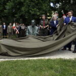 18.06.2016. Odsłonięcie "Ławeczki Halnego" w Starachowicach / Jarosław Kubalski / Radio Kielce