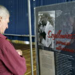 18.06.2016. Otwarcie wystawy w gimnazjum.w Mircu "Ksiądz musi przestać – życie i działalność księdza Romana Kotlarza" / Jarosław Kubalski / Radio Kielce