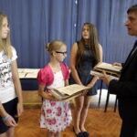 18.06.2016. Mirzec. Wręczenie nagród laureatom konkursu historycznego "Moi Dziadkowie tworzyli historię" / Jarosław Kubalski / Radio Kielce