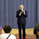 18.06.2016. Otwarcie wystawy w gimnazjum w Mircu "Ksiądz musi przestać – życie i działalność księdza Romana Kotlarza". Poseł Krzysztof Lipiec / Jarosław Kubalski / Radio Kielce