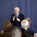 18.06.2016. Otwarcie wystawy w gimnazjum w Mircu "Ksiądz musi przestać – życie i działalność księdza Romana Kotlarza". Poseł Krzysztof Lipiec / Jarosław Kubalski / Radio Kielce