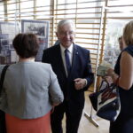 18.06.2016. Otwarcie wystawy w gimnazjum w Mircu "Ksiądz musi przestać – życie i działalność księdza Romana Kotlarza". Poseł Krzysztof Lipiec / Jarosław Kubalski / Radio Kielce