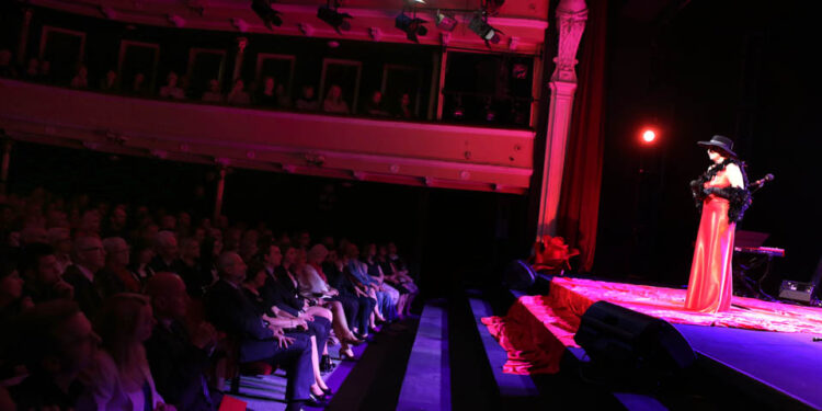 21.6.2015 Kielce. Finał plebiscytu "O Dziką Różę" w Teatrze im. S. Żeromskiego. / Wojciech Habdas / Radio Kielce