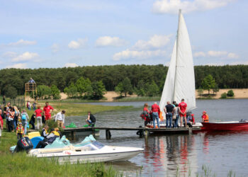 31.5.2015 Cedzyna. 31.5.2015 Cedzyna. Rejsy po zalewie w Cedzynie dla dzieciaków zorganizowali żeglarze z Klubu Morskiego HORN / Wojciech Habdas / Radio Kielce