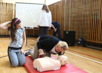 16.10.2015. Próba pobicia rekordu w jednoczesnym udzielaniu pierwszej pomocy w SP 33 w Kielcach / Wojciech Habdas / Radio Kielce