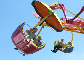 7.6.2015 Bieliny. Dzień Świętokrzyskiej Truskawki. Wesołe miasteczko / Wojciech Habdas / Radio Kielce